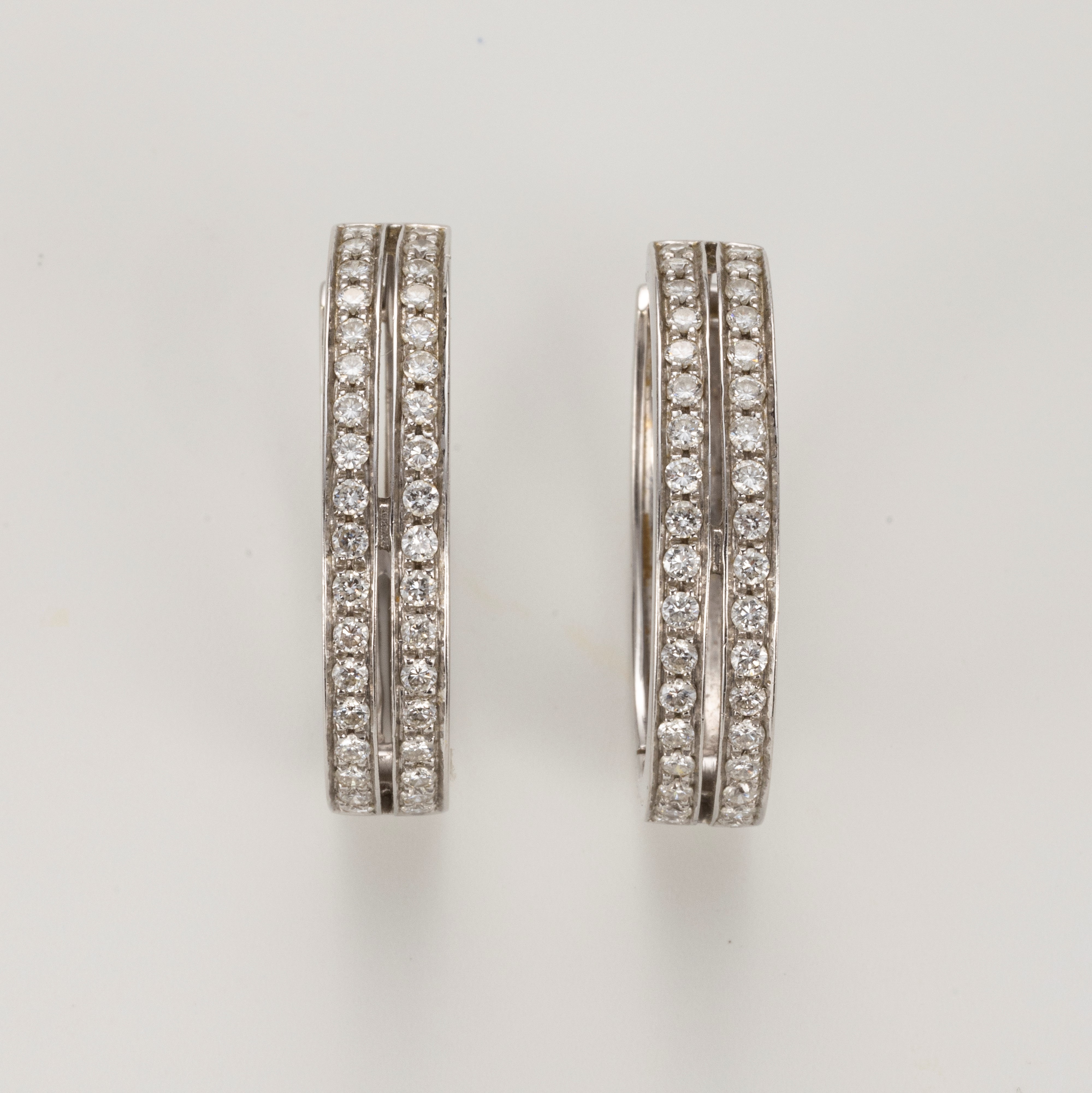 Orecchini ellittici in oro bianco e diamanti