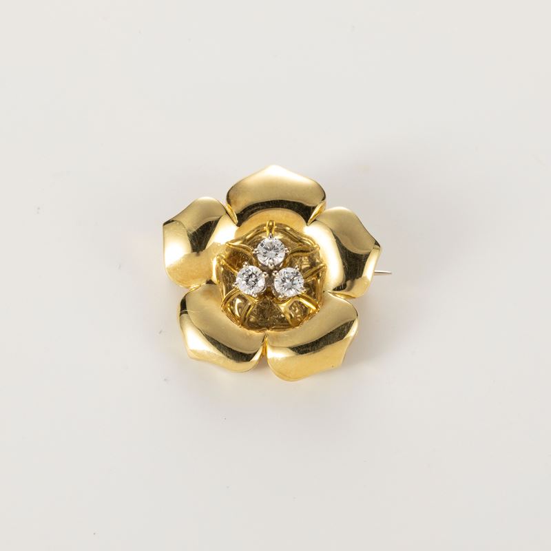 Spilla a fiore in oro giallo e diamanti
