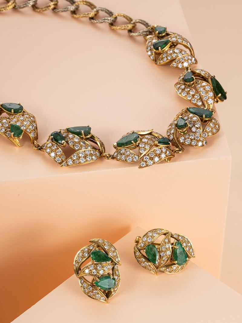 Demi parure in oro giallo e bianco con diamanti e smeraldi