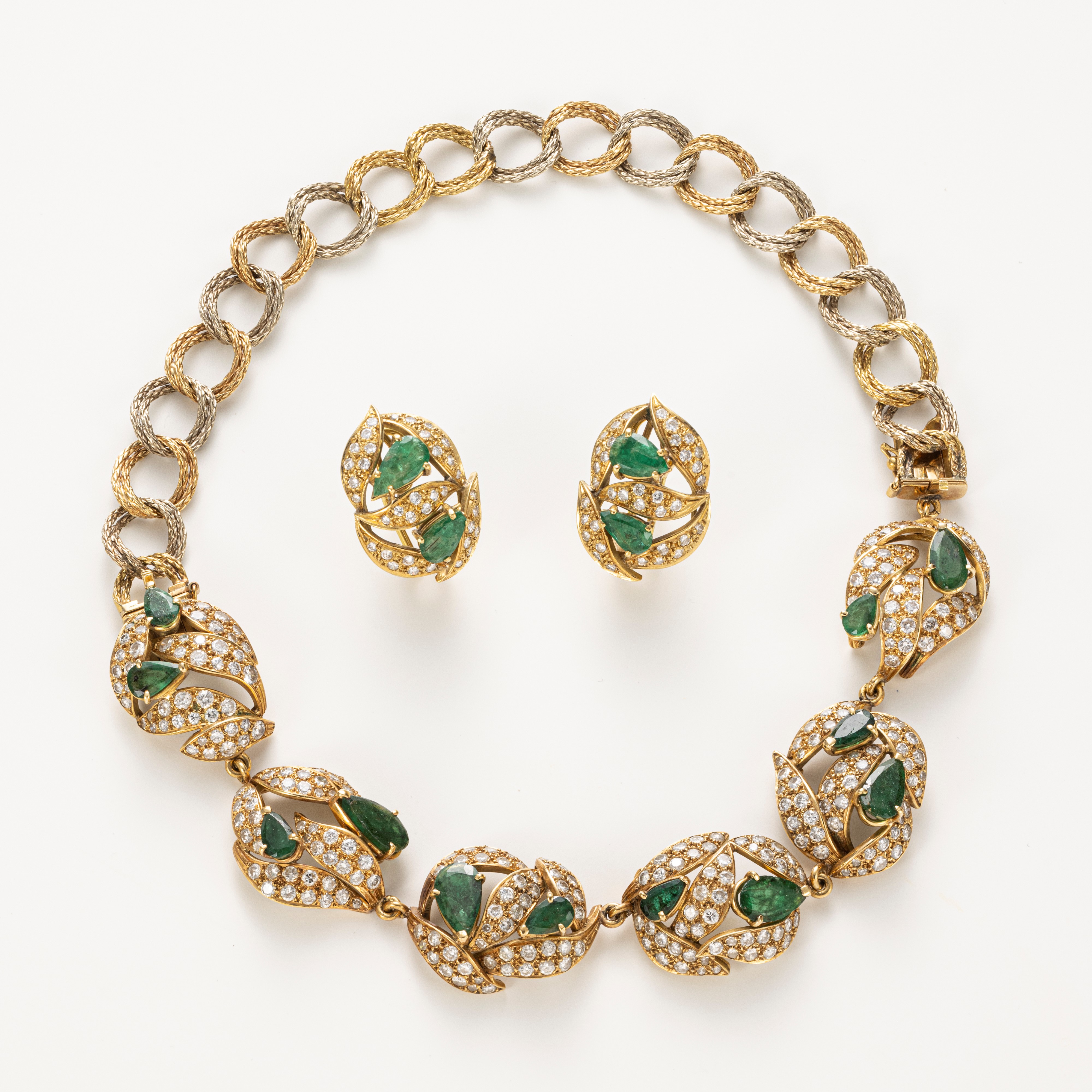 Demi parure in oro giallo e bianco con diamanti e smeraldi