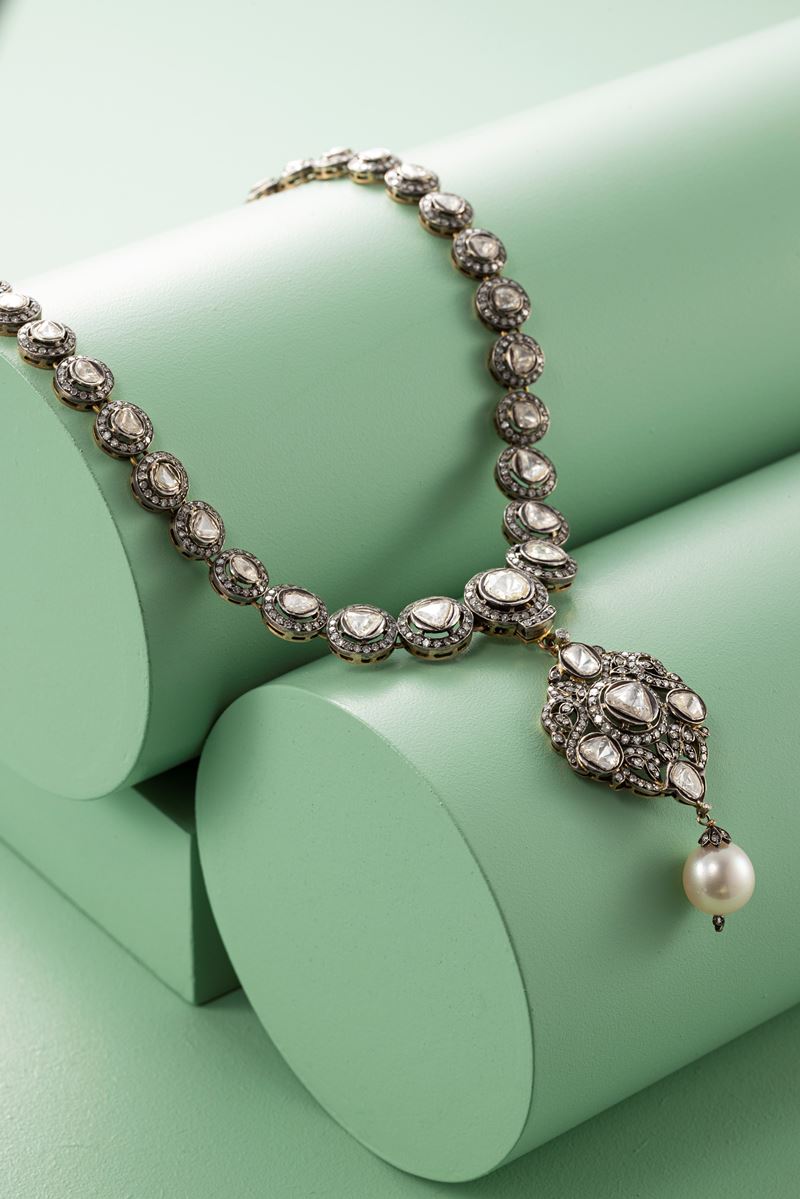 Collana girocollo con pendente in oro giallo e argento con diamanti e perla