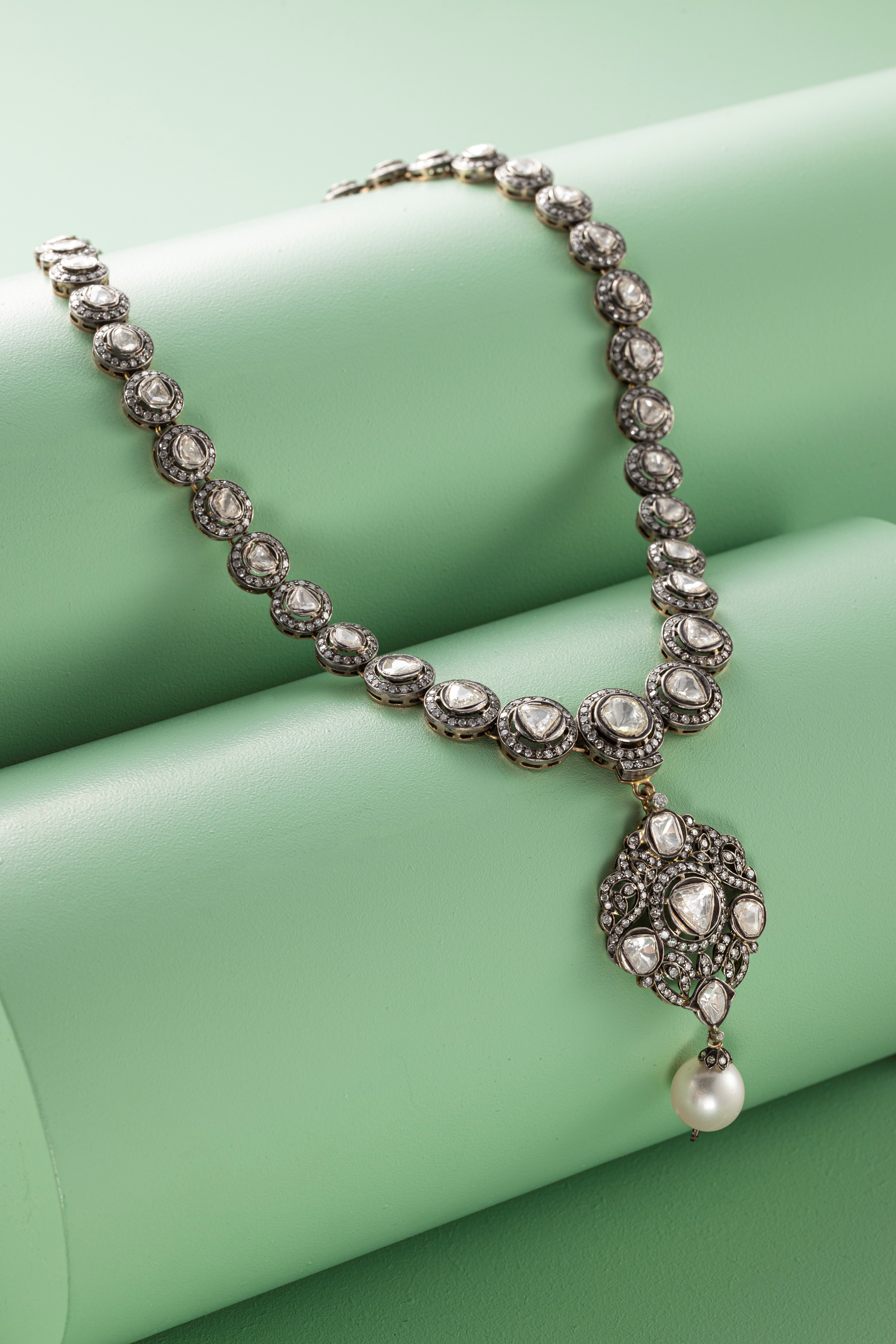 Collana girocollo con pendente in oro giallo e argento con diamanti e perla