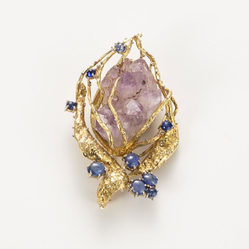 Spilla in oro giallo con quarzo rosa centrale e piccoli zaffiri cabochon