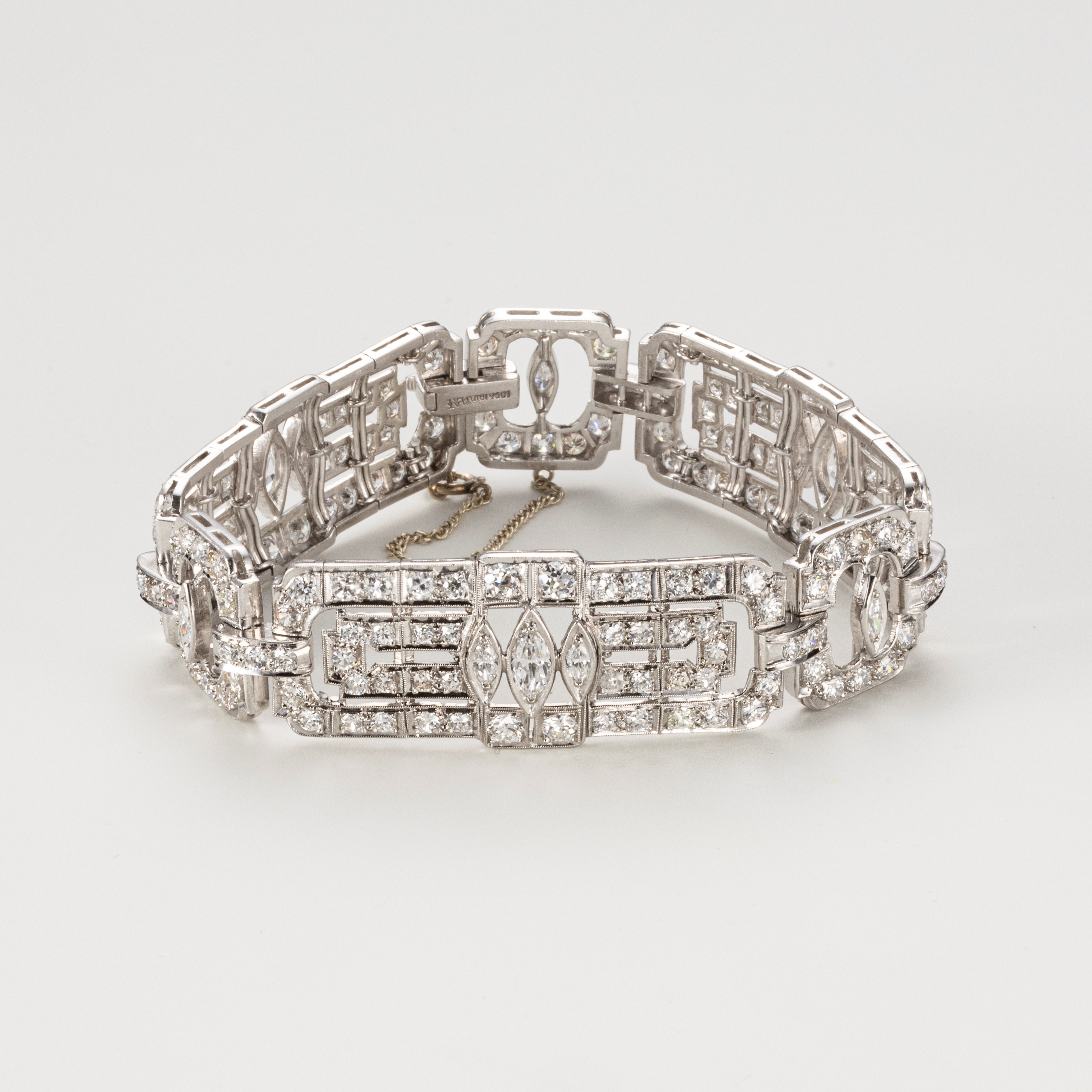 Bracciale a fascia traforata in platino e diamanti, anni Trenta-Quaranta