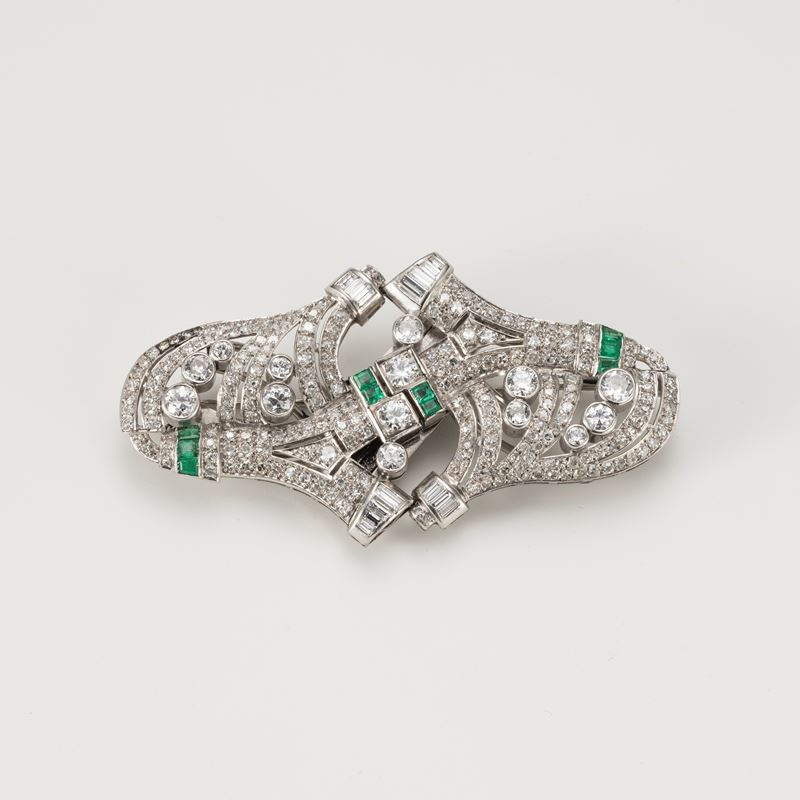 Spilla a doppia clips in oro bianco con diamanti e smeraldi