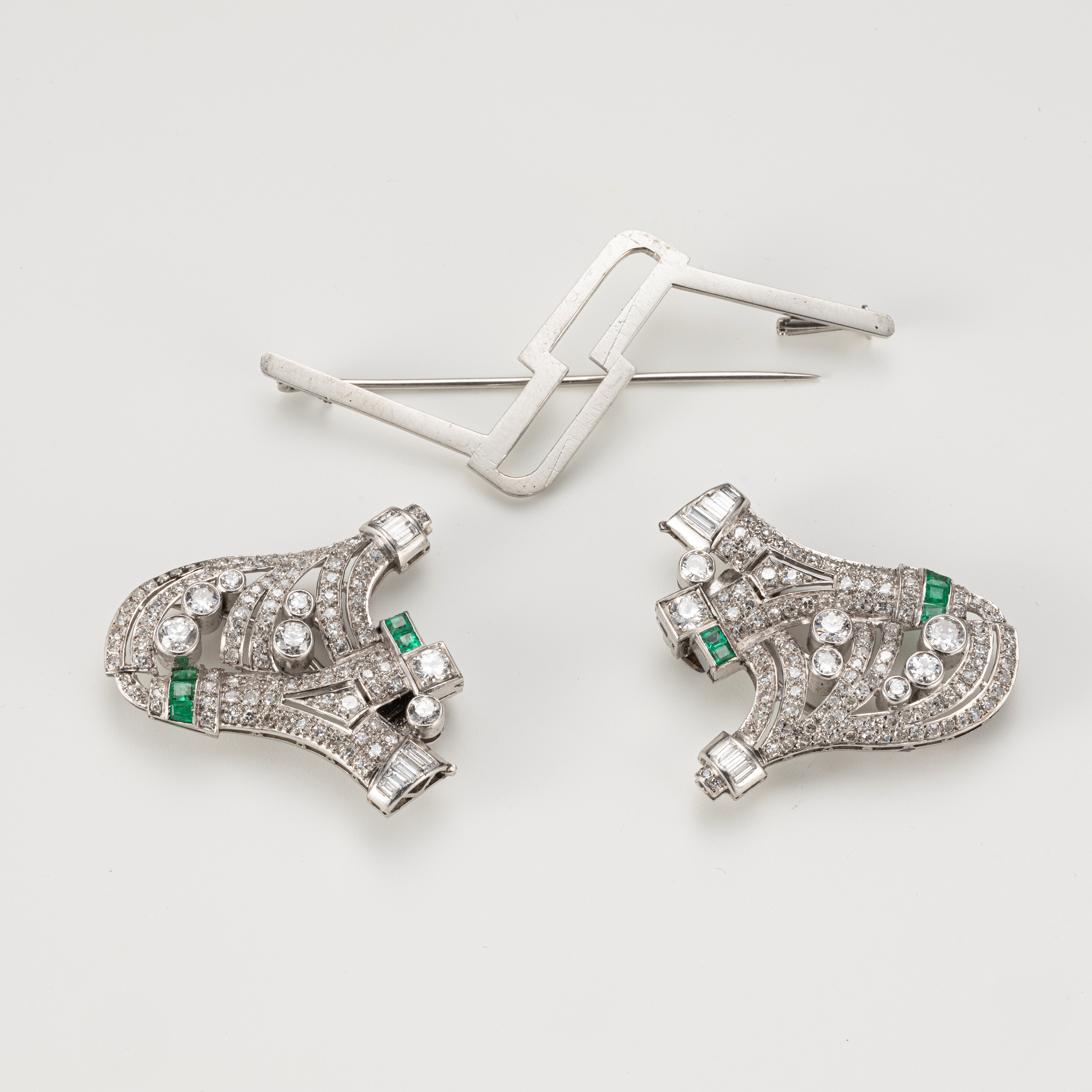 Spilla a doppia clips in oro bianco con diamanti e smeraldi