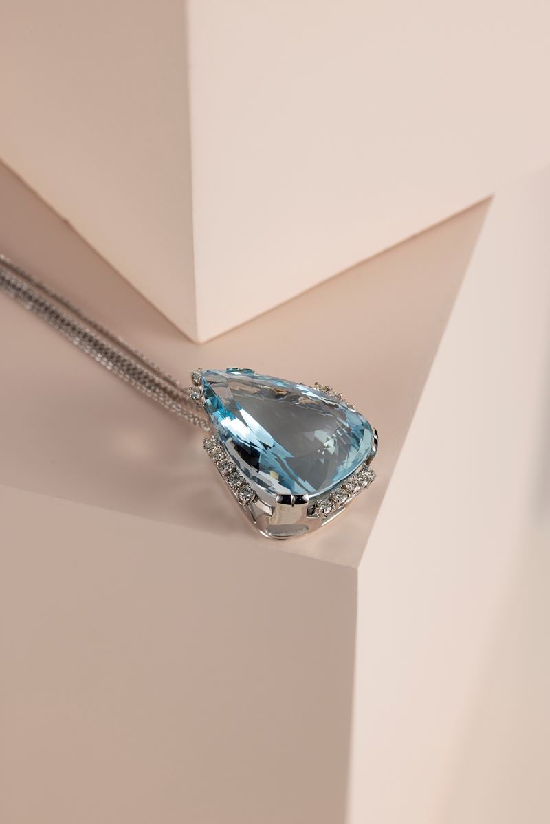 Pendente in oro bianco con acquamarina a goccia e piccoli diamanti