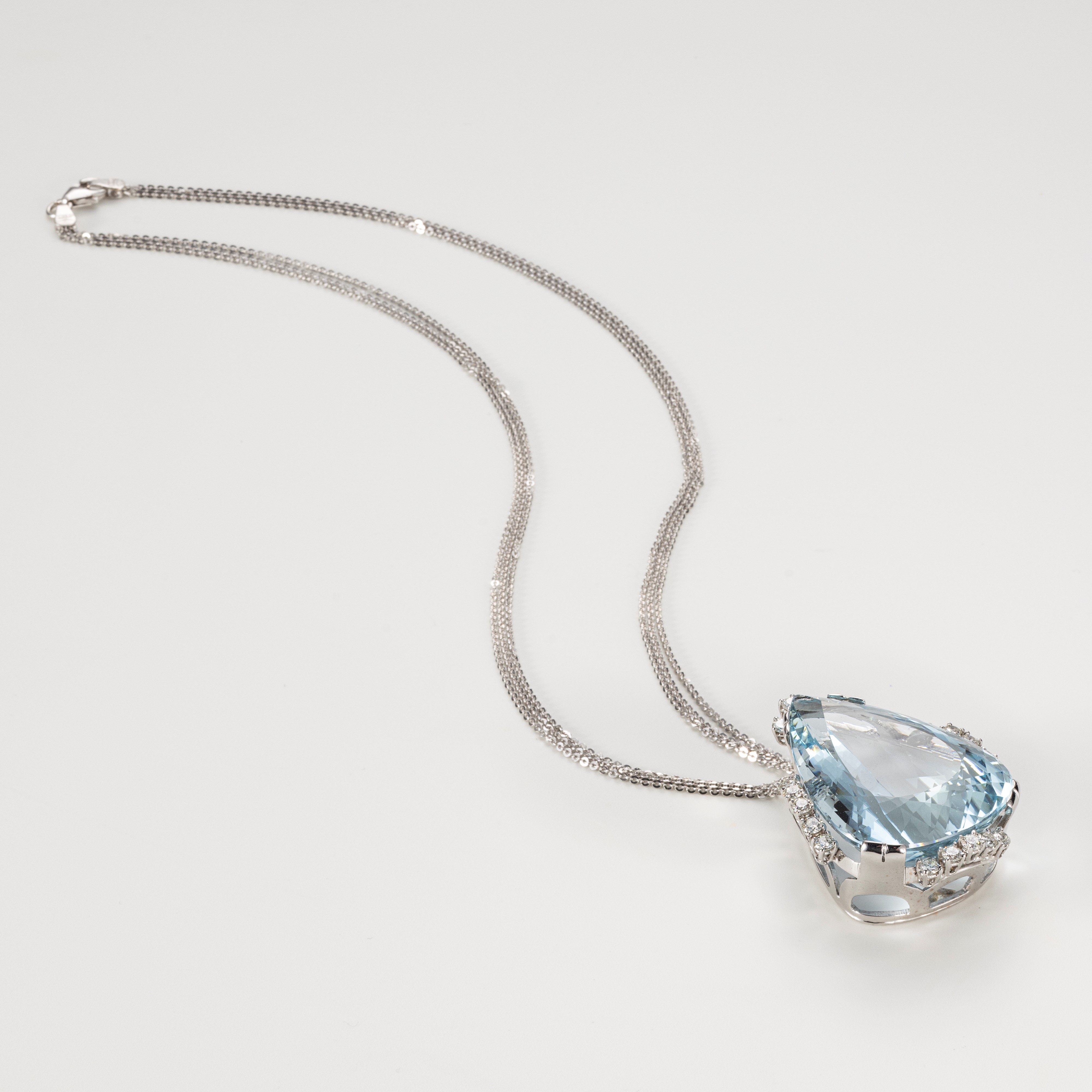 Pendente in oro bianco con acquamarina a goccia e piccoli diamanti