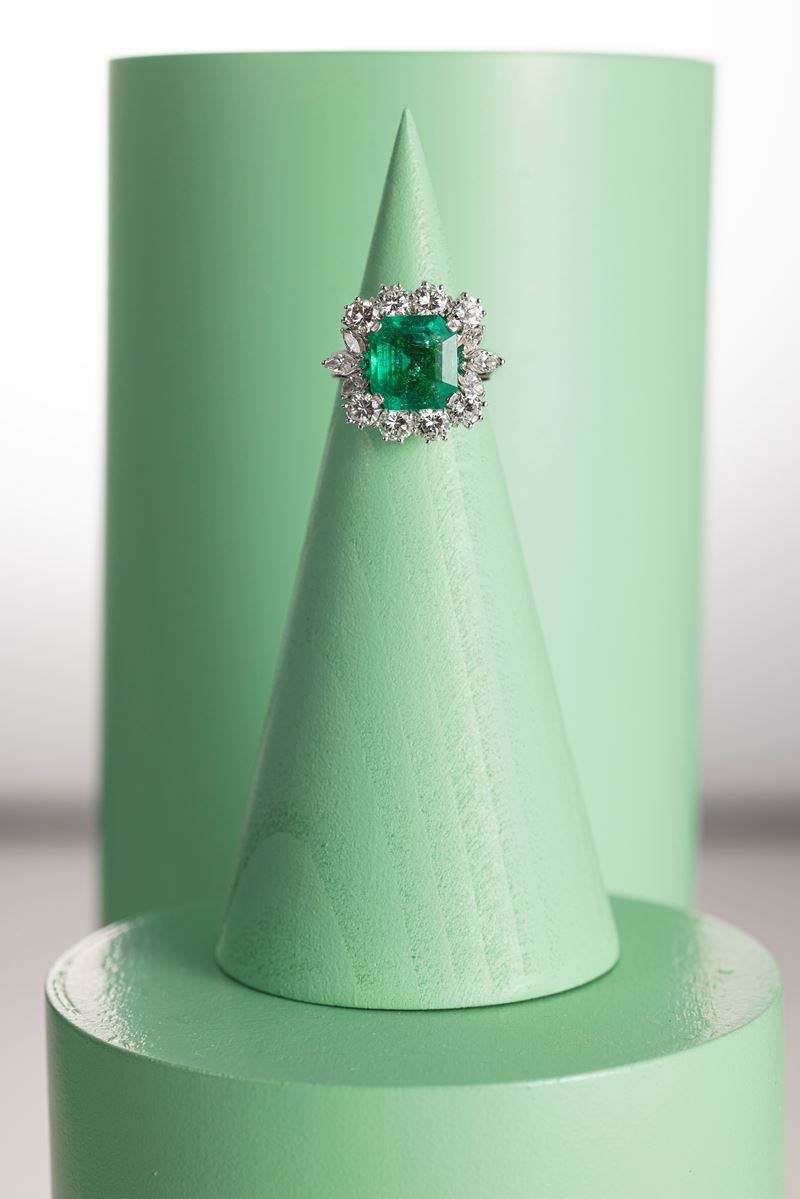 Anello a margherita in oro bianco con smeraldo e diamanti