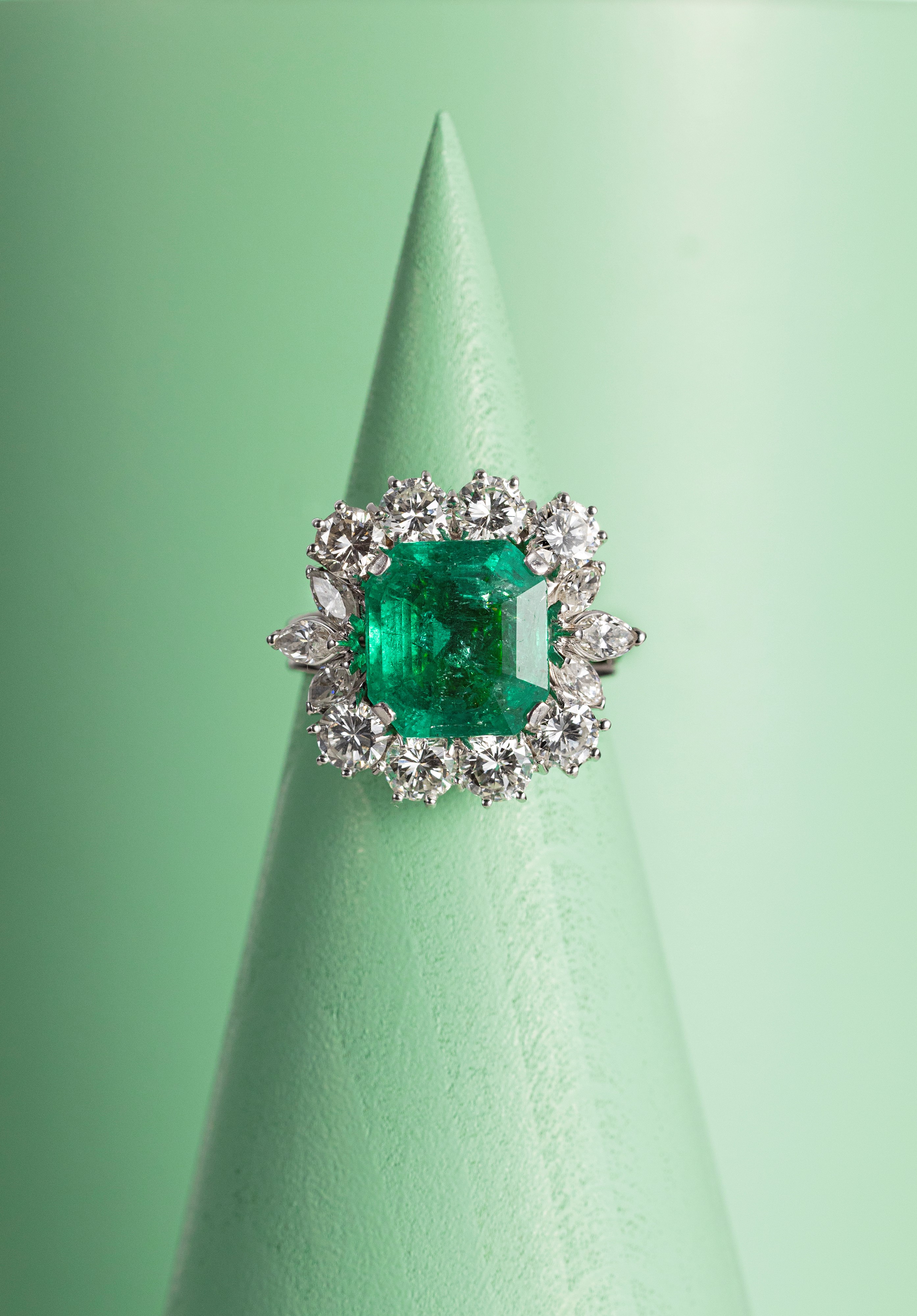 Anello a margherita in oro bianco con smeraldo e diamanti