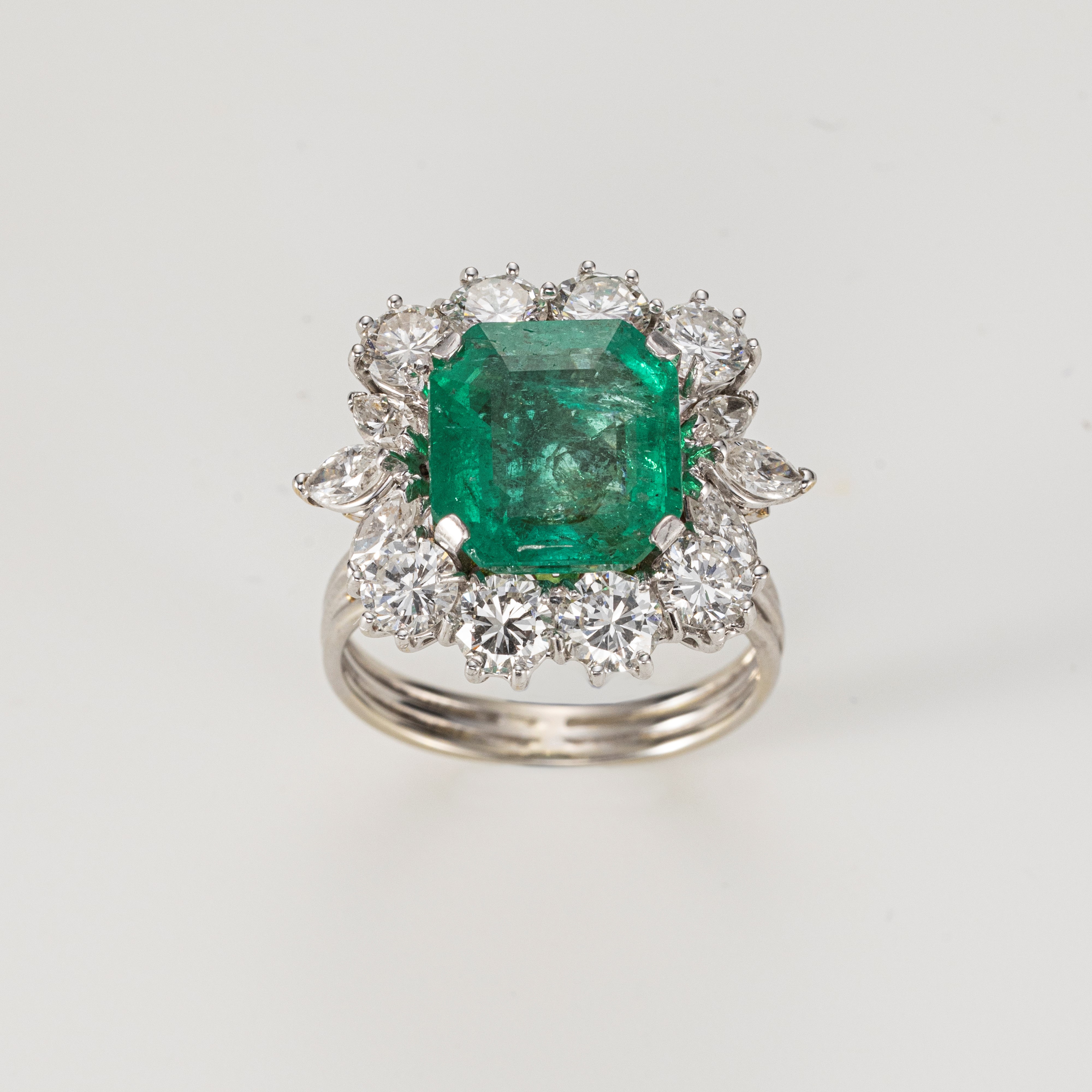 Anello a margherita in oro bianco con smeraldo e diamanti