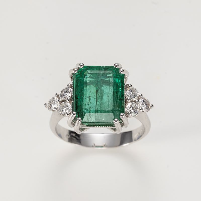 Anello in oro bianco con smeraldo e brillanti