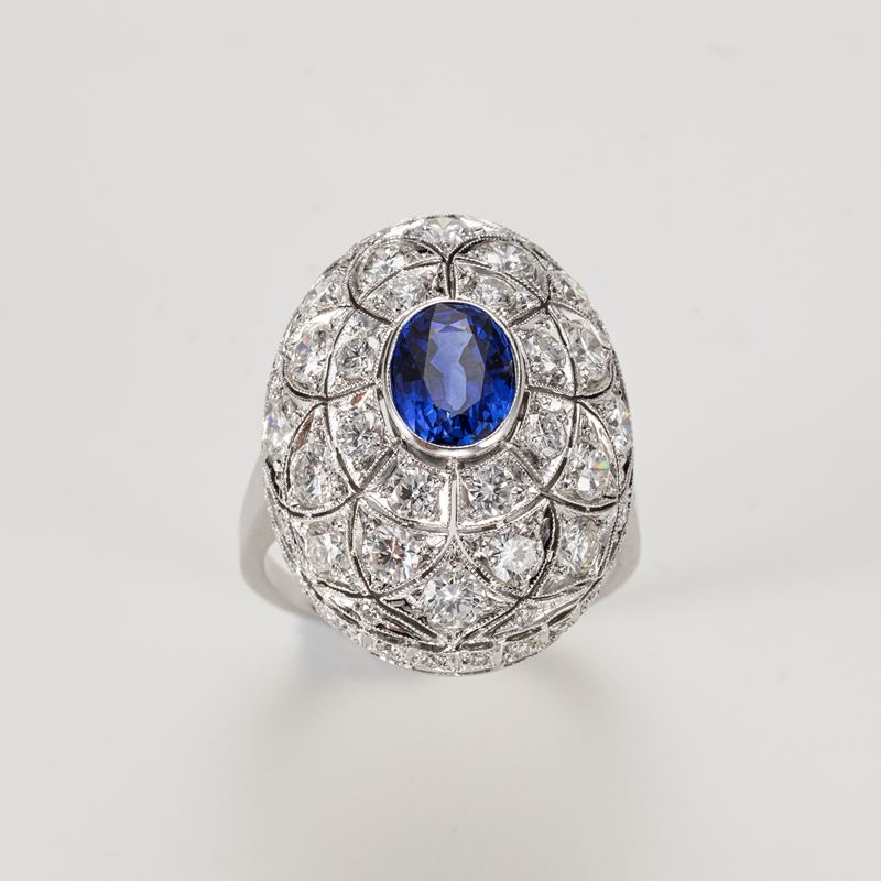 Anello a cupola ovale e traforata in oro bianco con zaffiro e diamanti