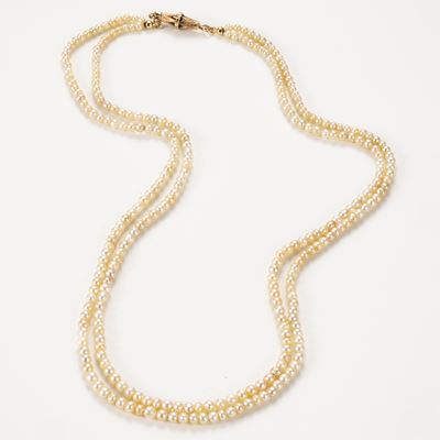 Collana di Perle Coltivate con Chiusura in Oro Bianco e Piccoli Diamanti