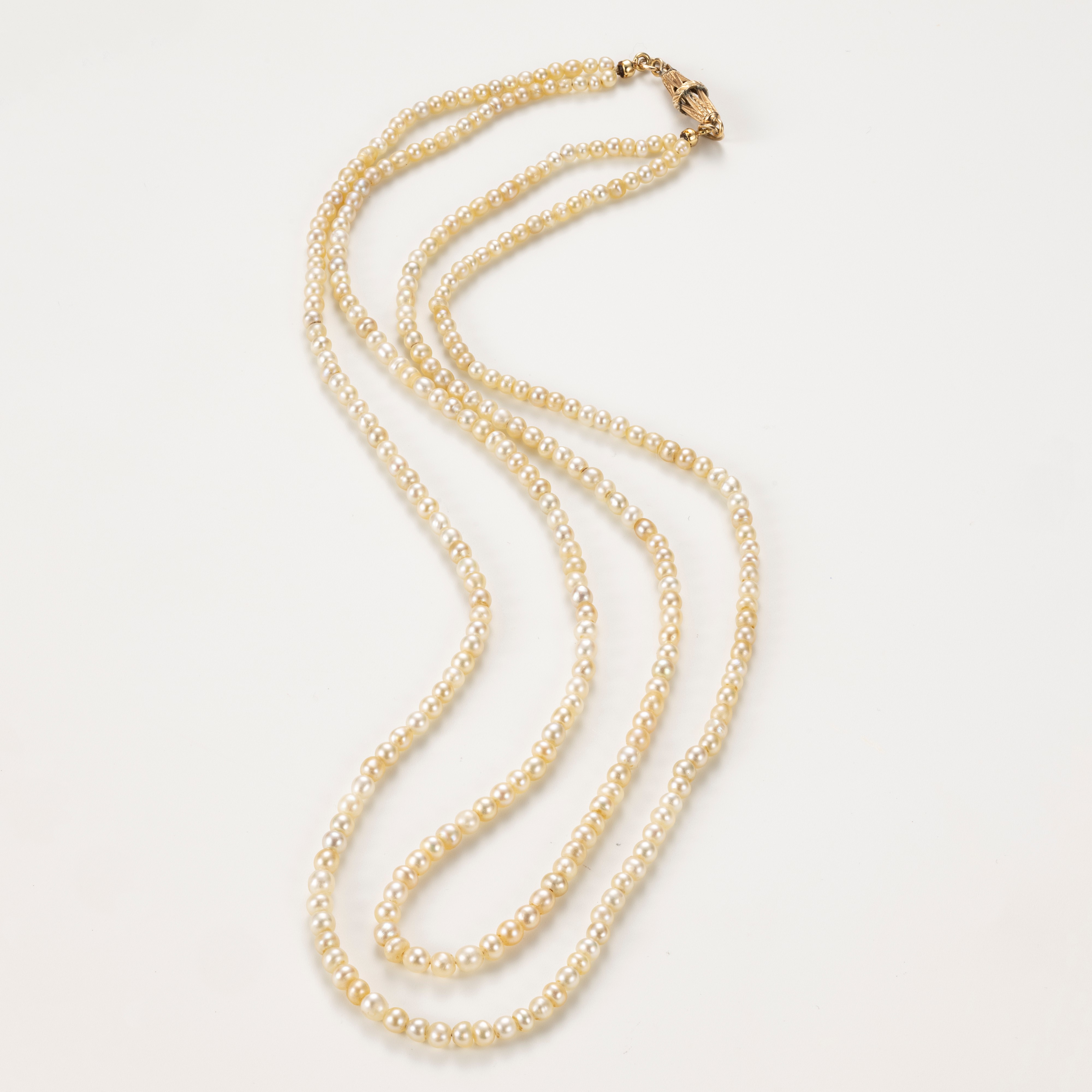 Collana di Perle Coltivate con Chiusura in Oro Bianco e Piccoli Diamanti