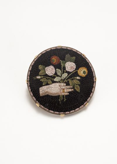Spilla Rotonda in Oro Giallo con Micromosaico Policromo
