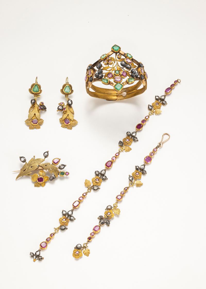 Parure in oro giallo e argento con diamanti, rubini e smeraldi
