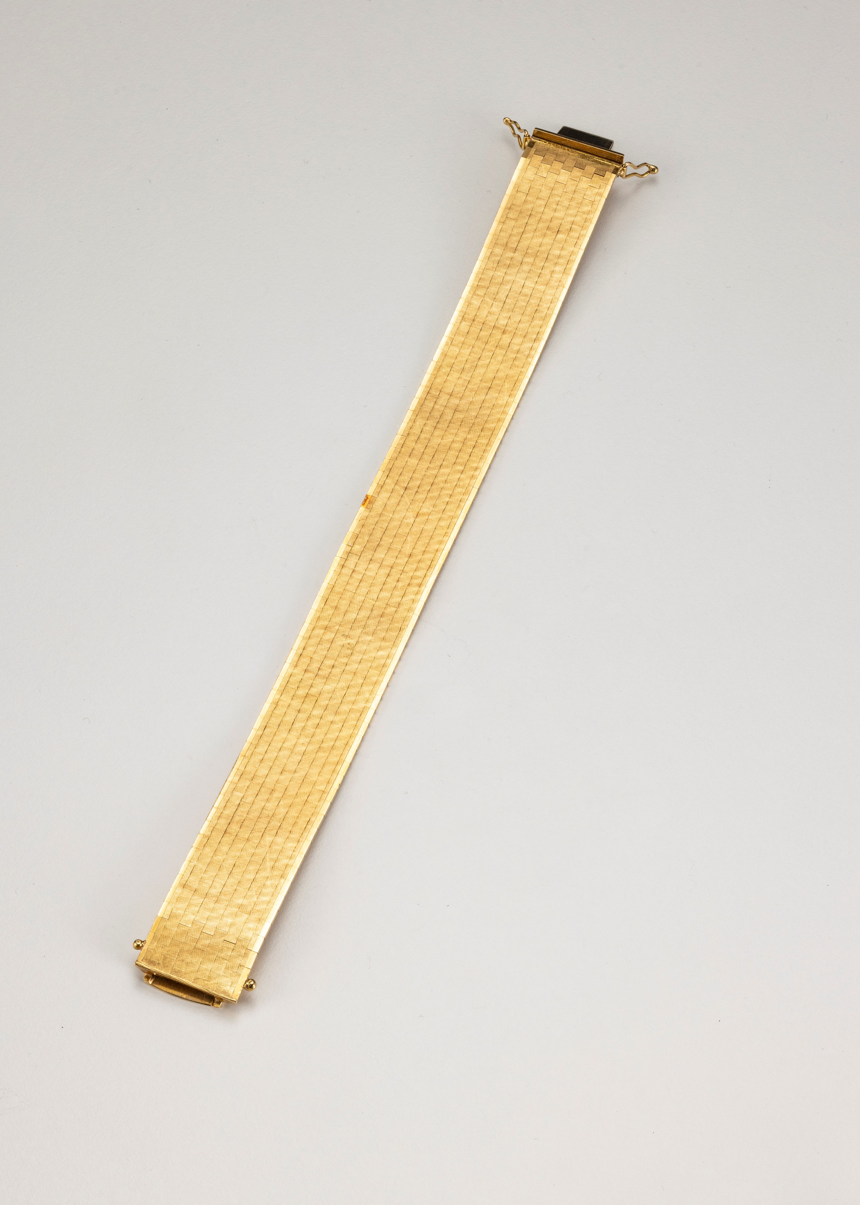 Bracciale a fascia piatta snodata in oro giallo