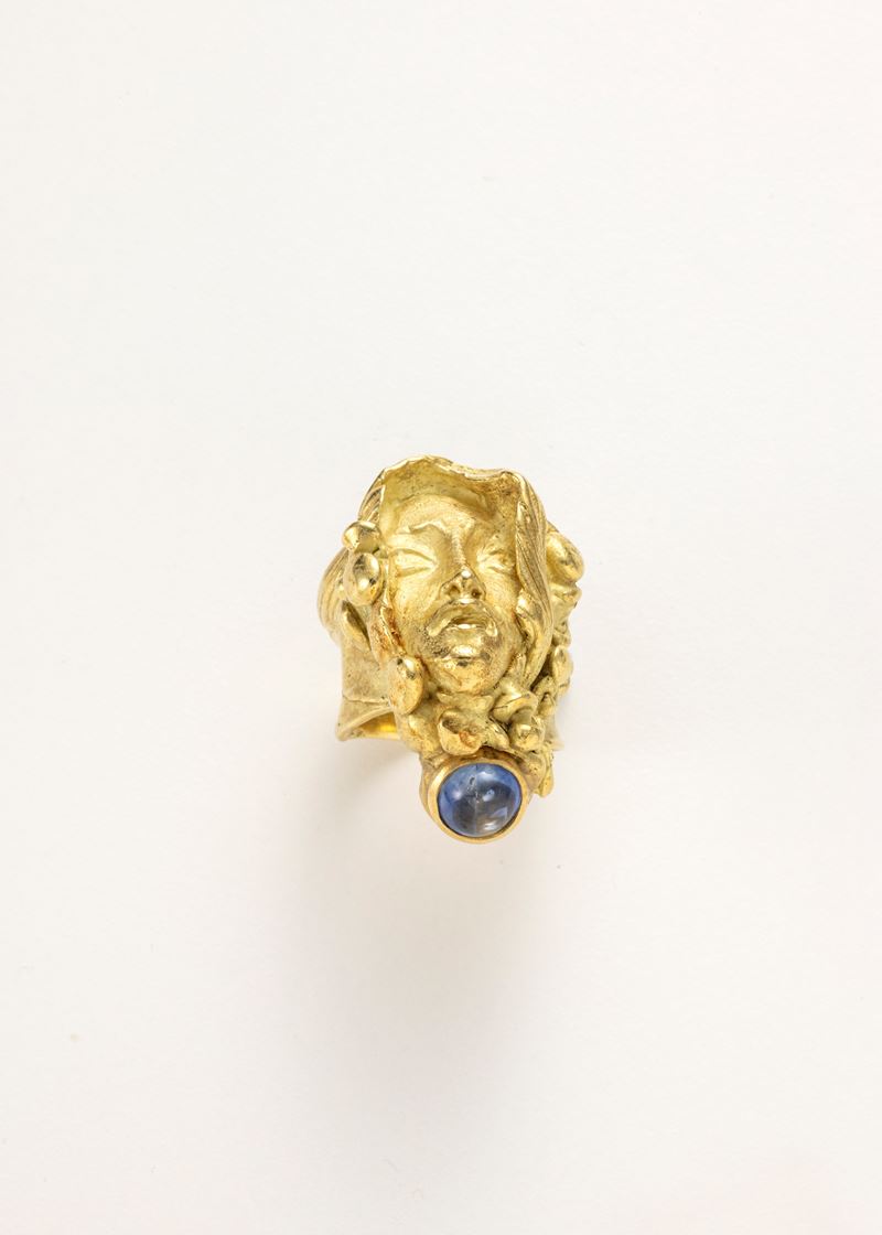 Anello-scultura in oro giallo con zaffiro