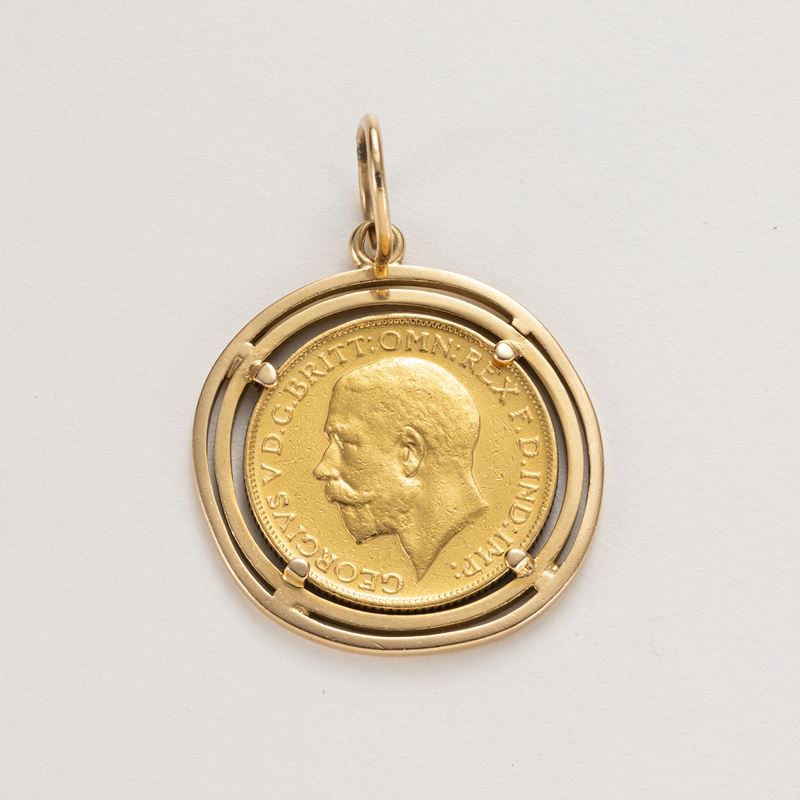 Pendente in Oro Giallo con Sterlina Centrale