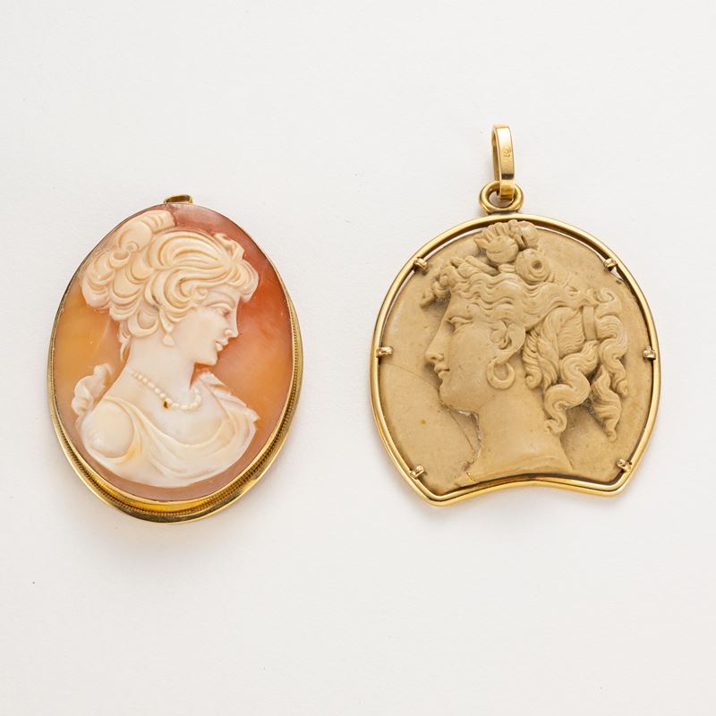 Due pendenti con cammei