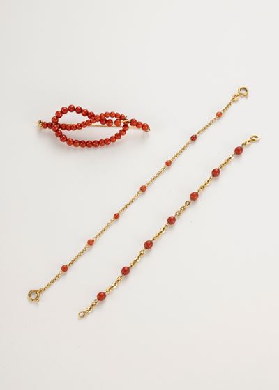 Spilla e Due Braccialetti in Oro Giallo e Corallo