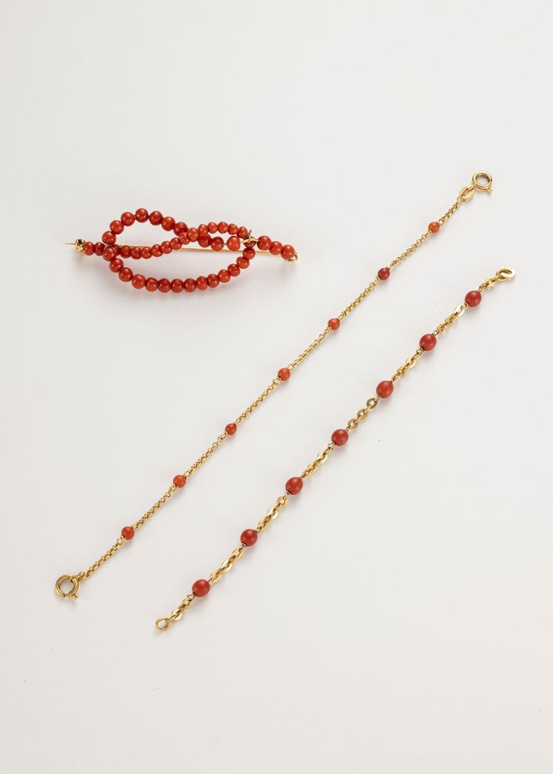 Spilla e Due Braccialetti in Oro Giallo e Corallo