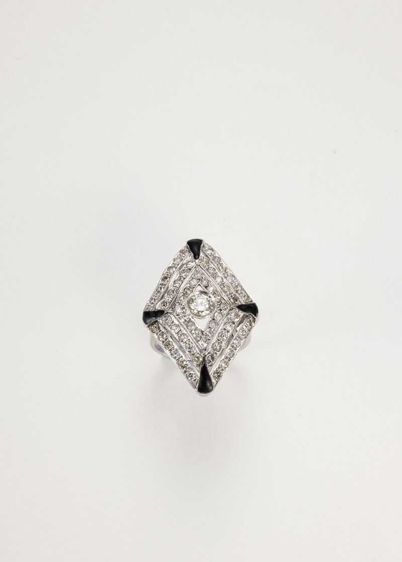 Anello a losanga traforata in oro bianco con diamanti e onici