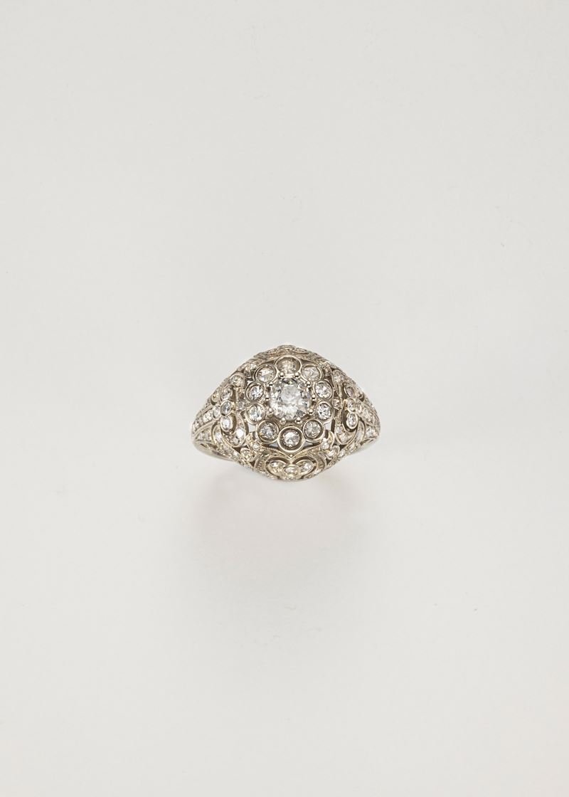 Anello a cupola in oro bianco con diamanti