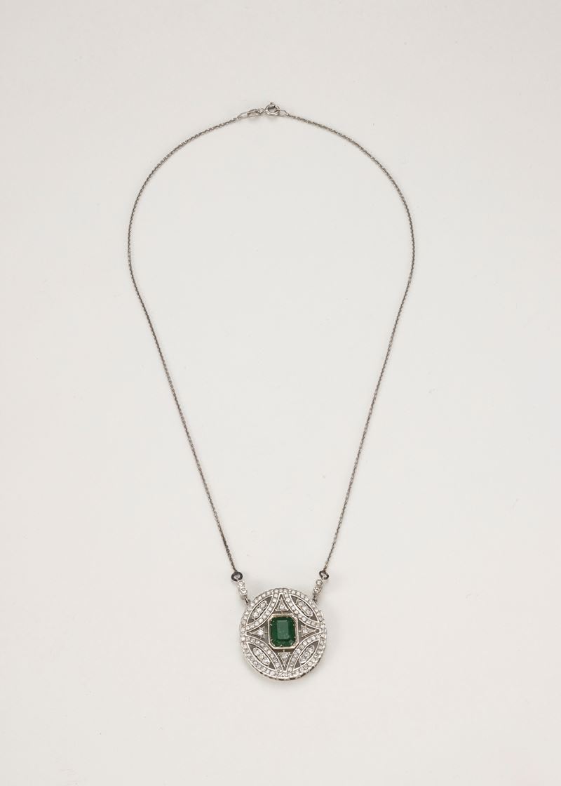 Collana e pendente in oro bianco con smeraldo e diamanti