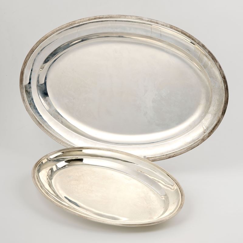 Due vassoi ovali in argento con bordo rialzato