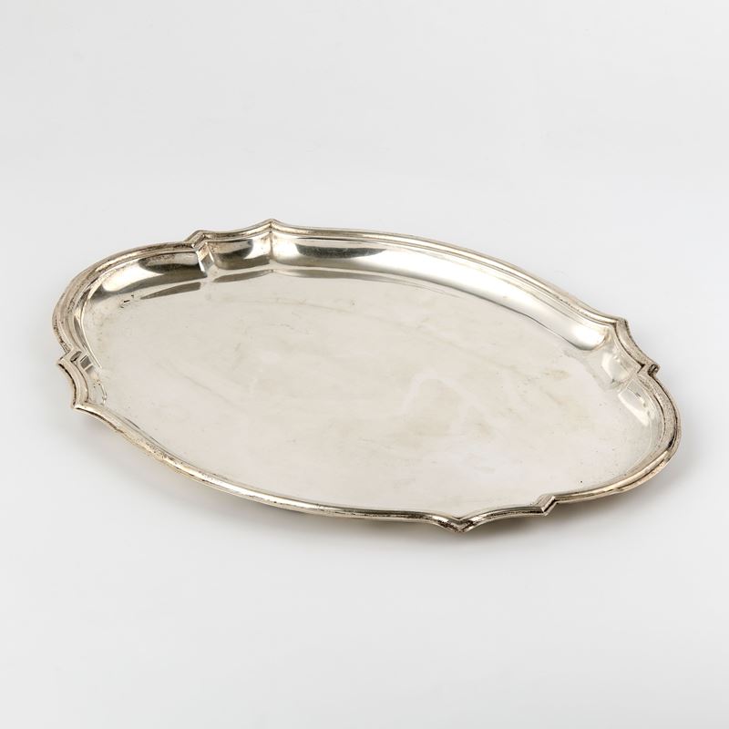 Vassoio ovale in argento con bordo polilobato