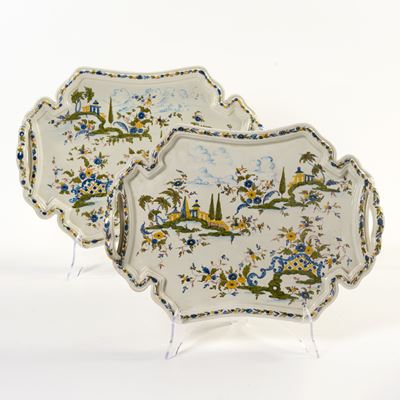 Due Vassoi con Manici in Maiolica Policroma