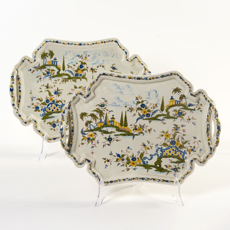 Due Vassoi con Manici in Maiolica Policroma