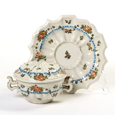 Tazza da Puerpera con Piatto in Maiolica Policroma