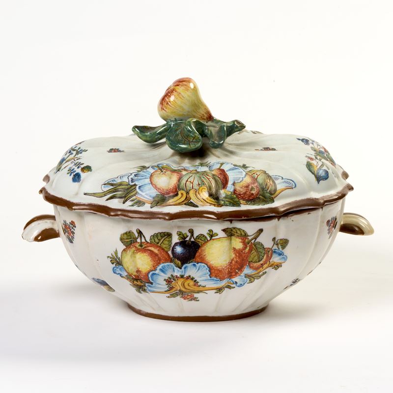 Zuppiera umbonata in maiolica policroma