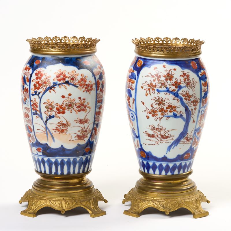 Coppia di vasi in porcellana policroma