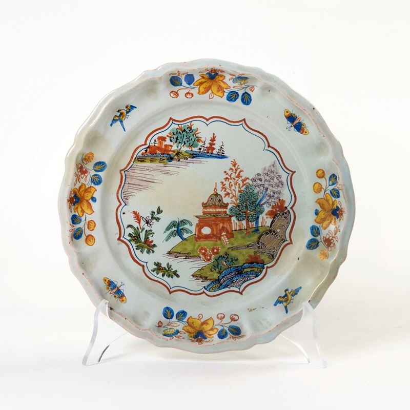Piatto in maiolica policroma