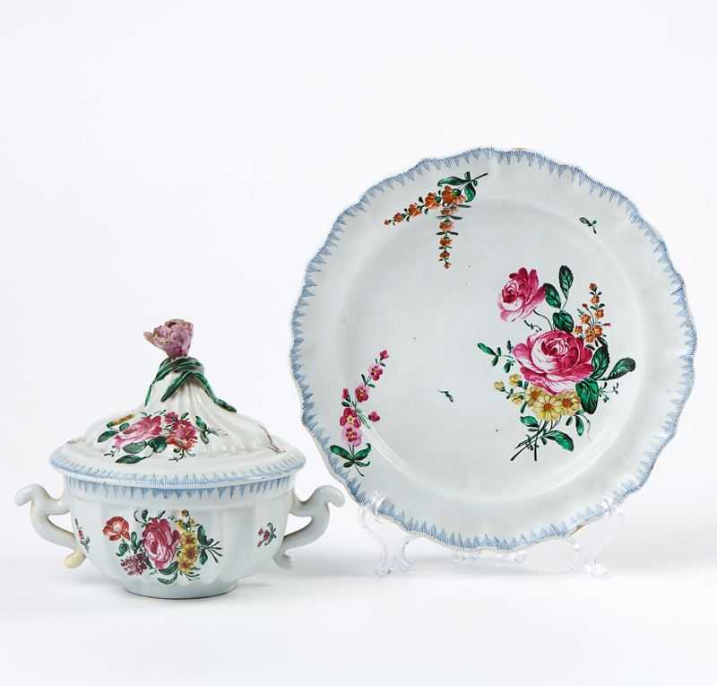 Tazza da puerpera con piatto in maiolica policroma