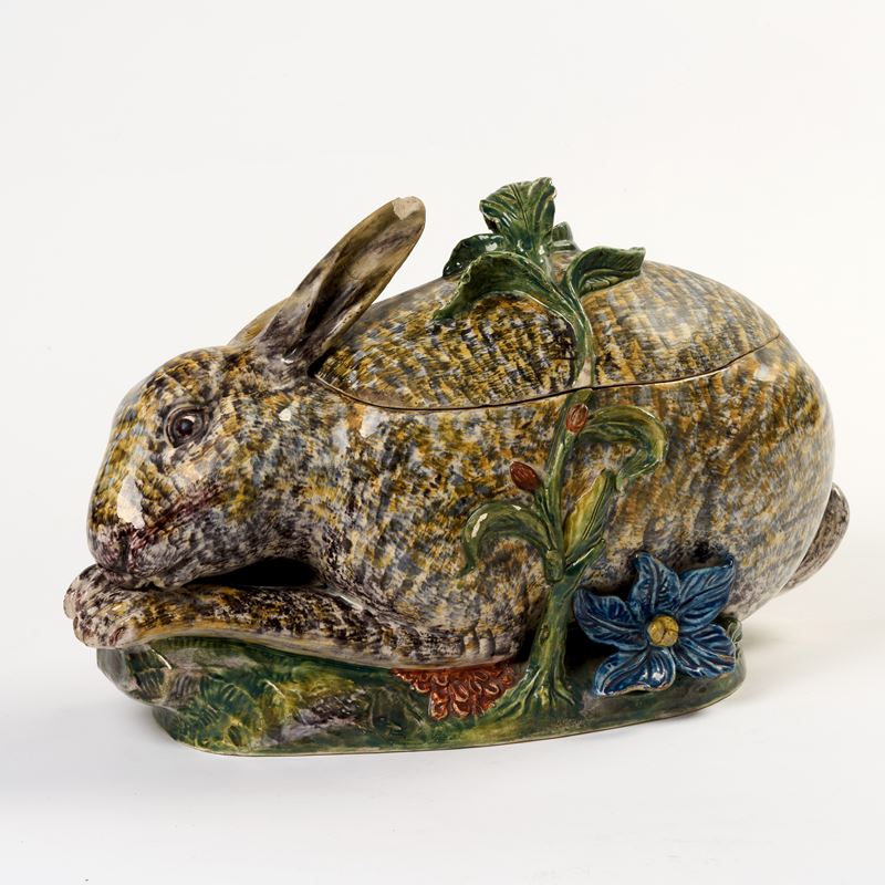 Zuppiera in maiolica policroma a forma di coniglio
