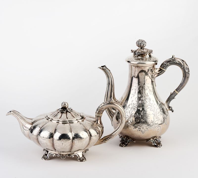 Una caffettiera e una teiera in argento