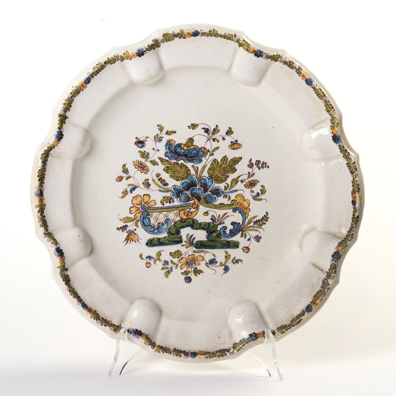Grande piatto umbonato in maiolica policroma