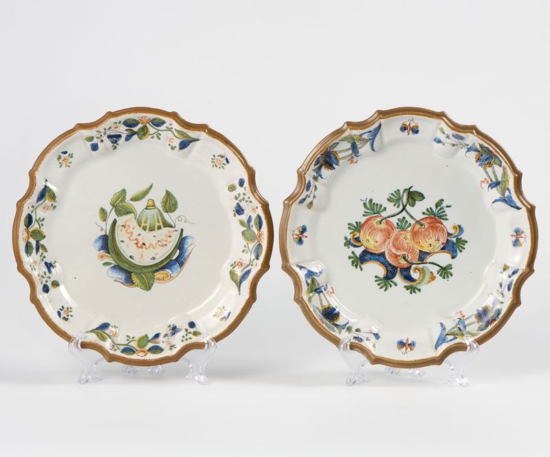 Due piatti in maiolica policroma