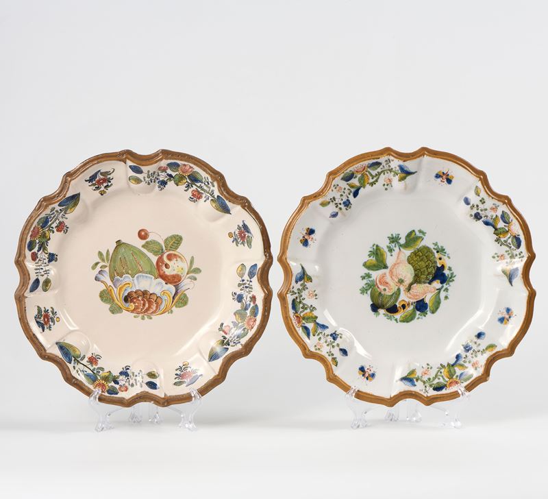 Due piatti in maiolica policroma