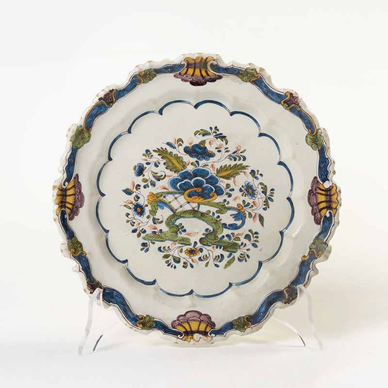 Piatto in maiolica policroma