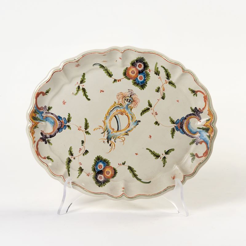 Piatto ovale umbonato in maiolica policroma