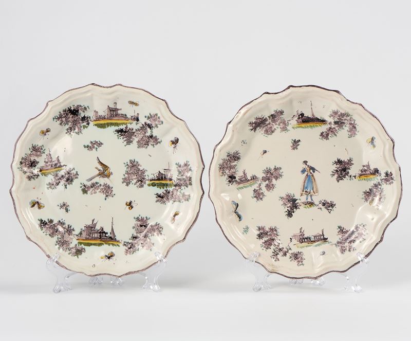 Due piatti in maiolica policroma