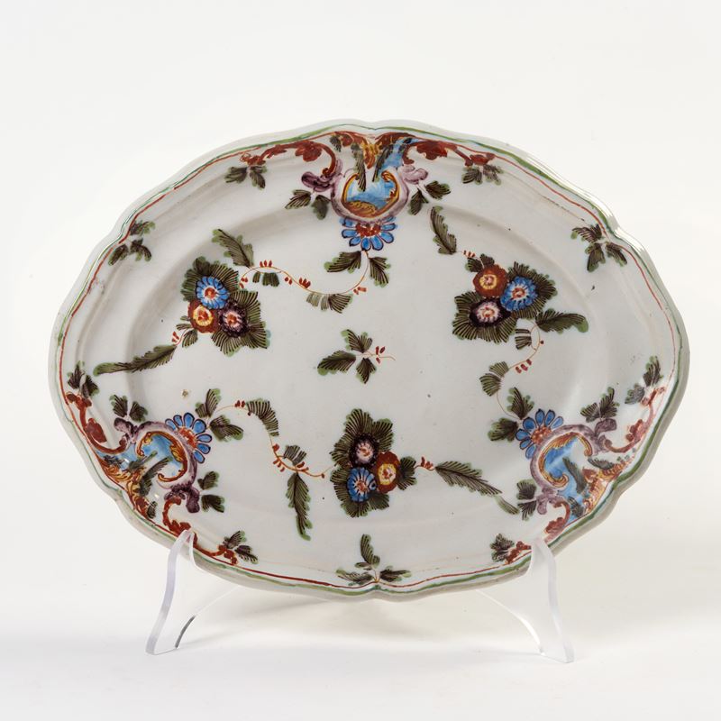 Piatto ovale in maiolica policroma