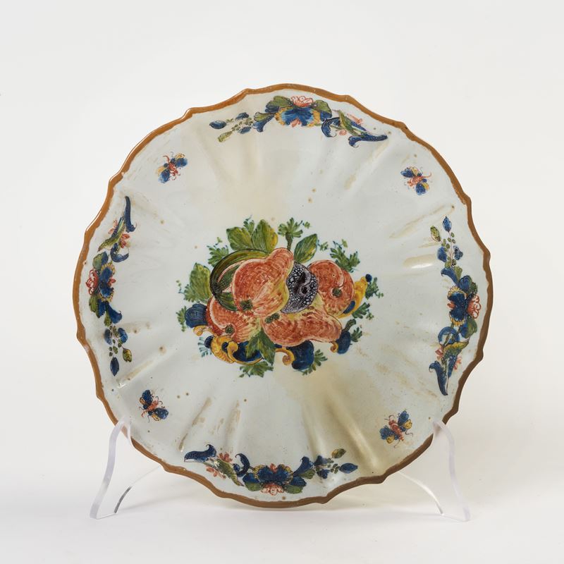 Piccolo piatto umbonato in maiolica policroma