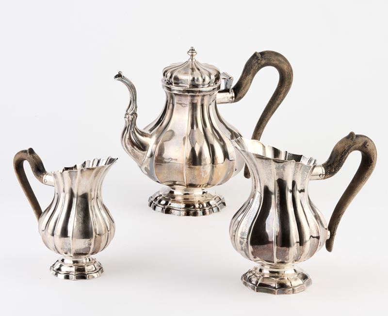 Teiera e due lattiere in argento